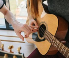 Игра на гитаре: не просто хобби, а язык души, доступный каждому