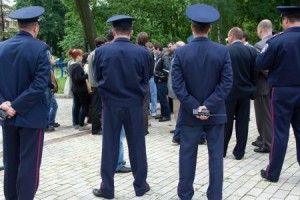 Участниц «панковского молебна» в храме сотрудники полиции искали в «Русской службе новостей»